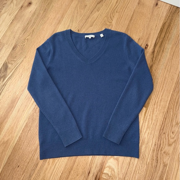 VINCE 100% Cashmere Weekend V-Neck Cashmere Sweater in Arroyo Blue Size XS - Picture 2 of 9